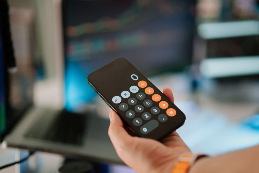svg+xml;charset=utf em Zappy - ChatBot e Inteligência Artificial no WhatsApp API Oficial DeepSeek no WhatsApp e Instagram: calculadora representando o custo-benefício da IA