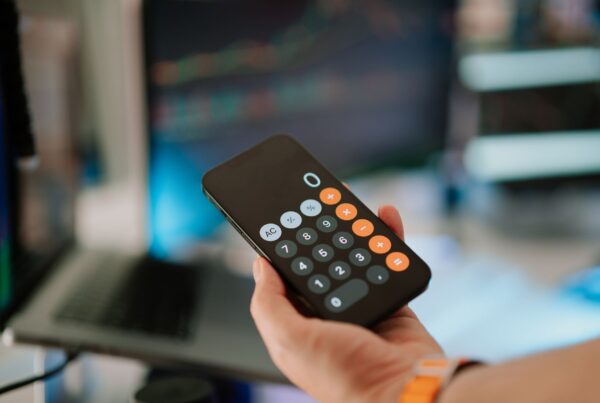 DeepSeek no WhatsApp e Instagram: calculadora representando o custo-benefício da IA