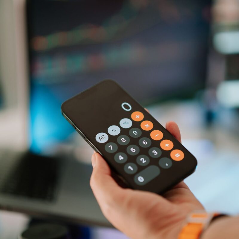 DeepSeek no WhatsApp e Instagram: calculadora representando o custo-benefício da IA