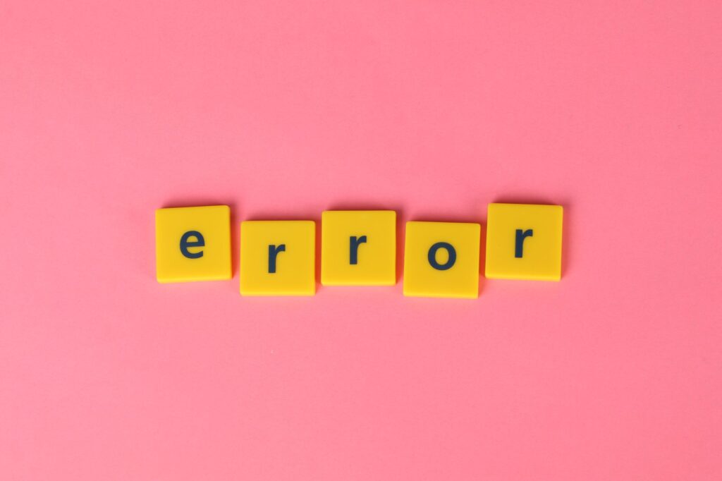 svg+xml;charset=utf em Zappy - ChatBot e Inteligência Artificial no WhatsApp API Oficial Blocos formando a palavra erro representando os erros comuns no ChatGPT ao configurar o WhatsApp