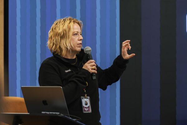 Palestrante apresentando tendências de tecnologia em evento sobre o futuro do WhatsApp para negócios