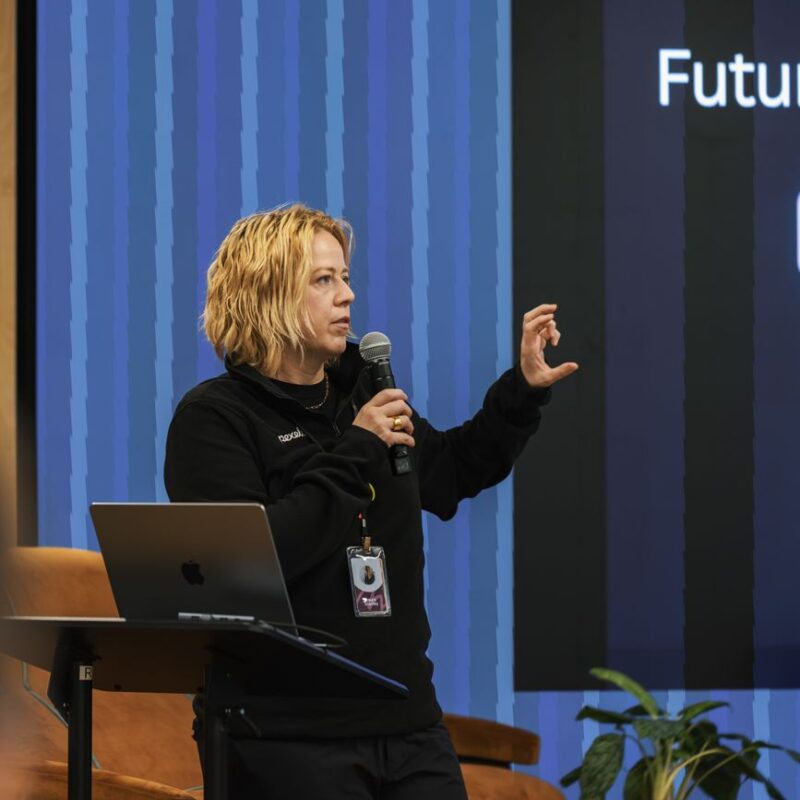 Palestrante apresentando tendências de tecnologia em evento sobre o futuro do WhatsApp para negócios