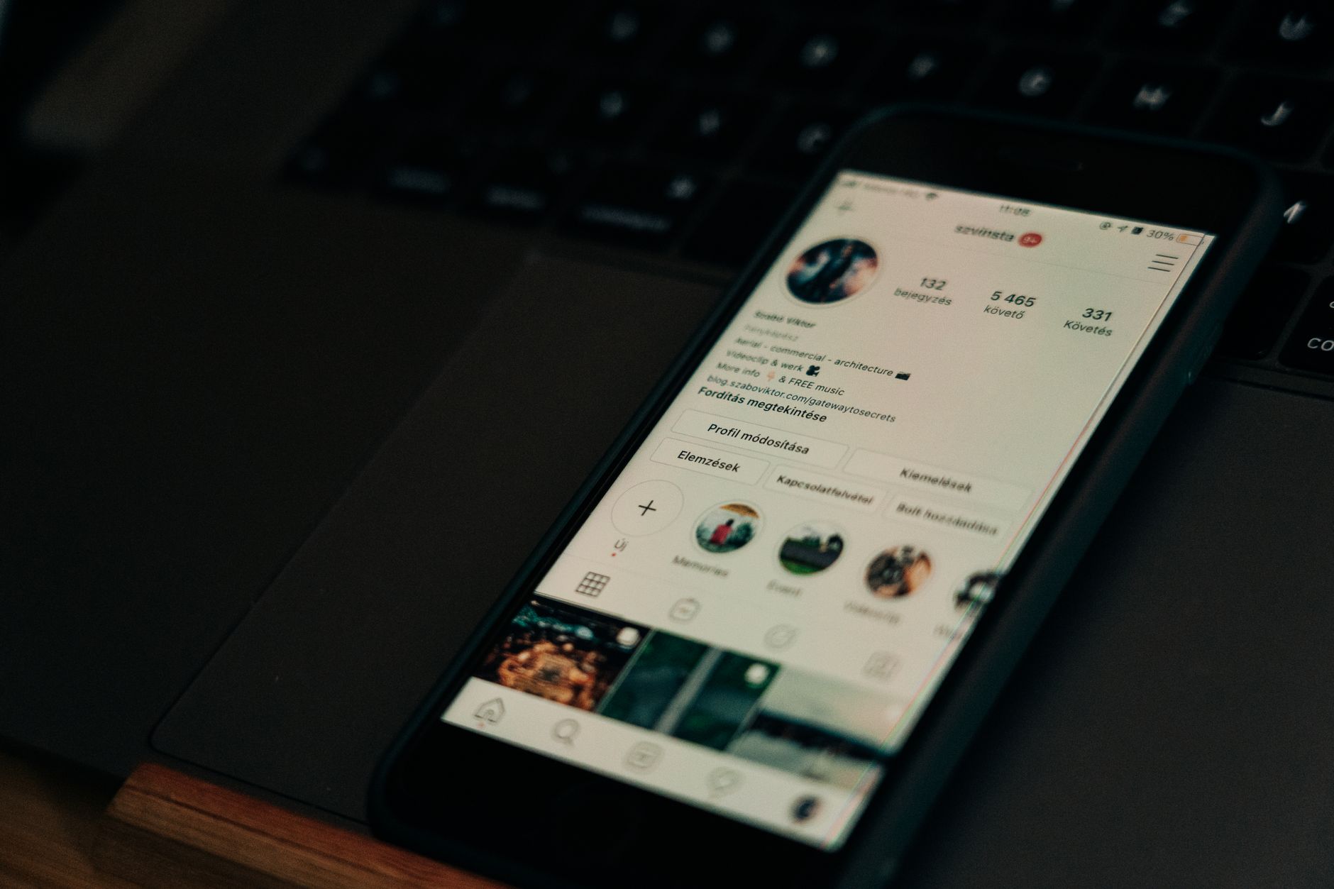 gemini instagram integracao zappy em Gemini no WhatsApp e Instagram: Como Configurar com o Zappy Smartphone com rede social ao lado do notebook representando a integração do Gemini ao atendimento