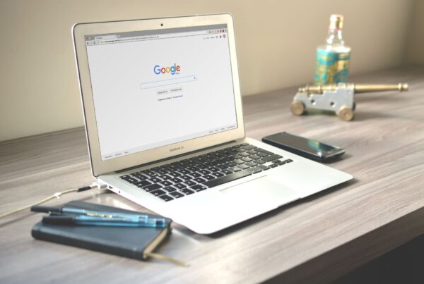 Gemini no WhatsApp e Instagram: espaço de trabalho com notebook e busca do Google