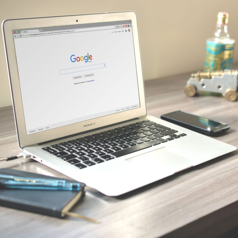 Gemini no WhatsApp e Instagram: espaço de trabalho com notebook e busca do Google