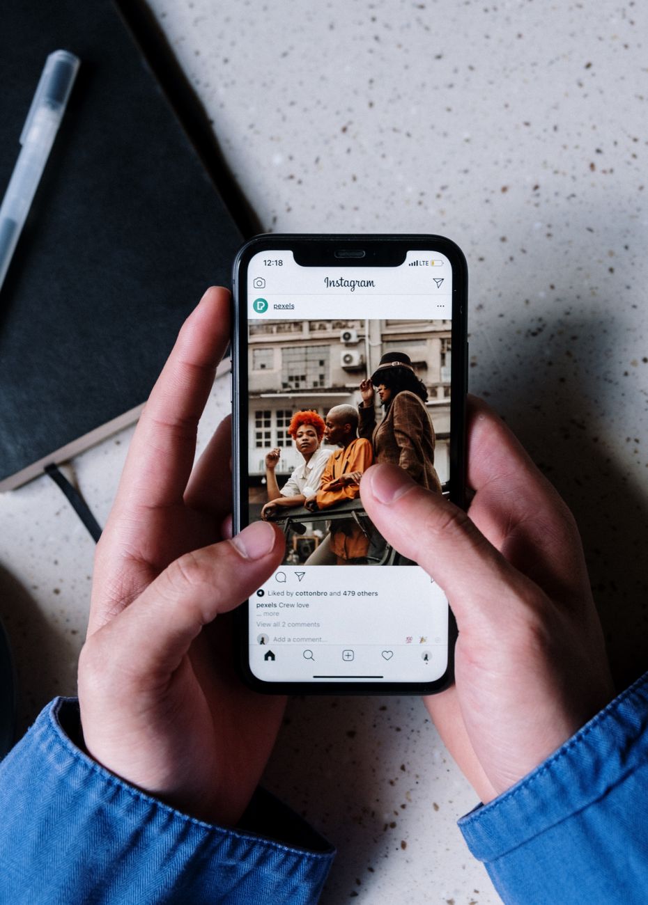 grok instagram respostas zappy em Grok no WhatsApp e Instagram: Como Configurar com o Zappy Pessoa usando o Instagram no celular representando respostas rápidas e diretas do Grok