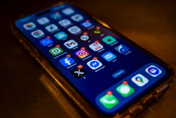 Grok no WhatsApp e Instagram: notificações de redes sociais na tela do smartphone
