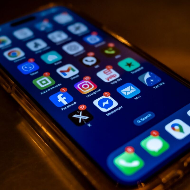 Grok no WhatsApp e Instagram: notificações de redes sociais na tela do smartphone