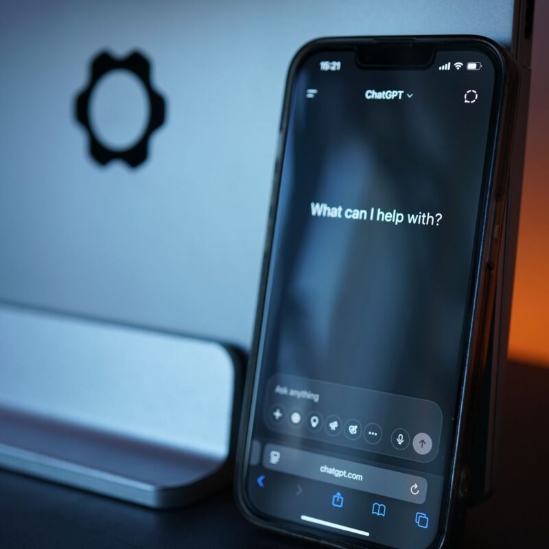 IA no atendimento do WhatsApp e Instagram exibida na tela de um smartphone
