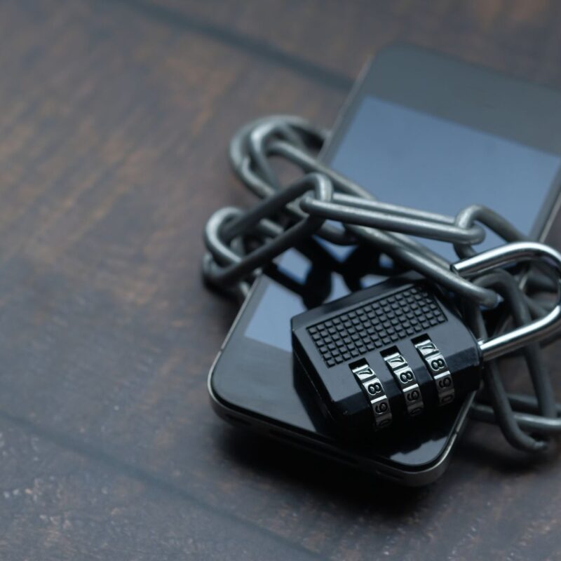 Smartphone com cadeado simbolizando segurança de dados e conformidade com a LGPD no WhatsApp