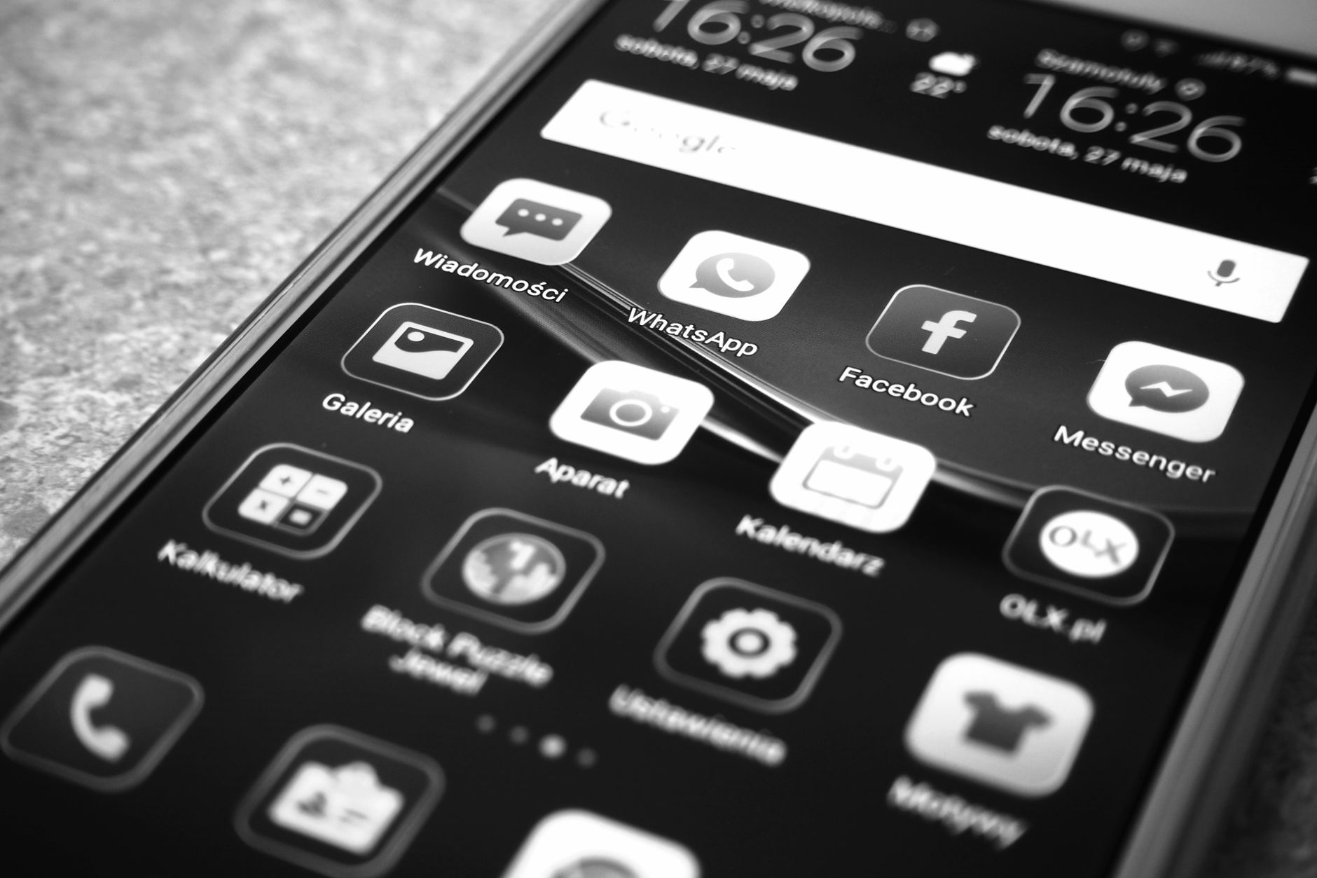 lista interativa whatsapp business em Botões e Listas Interativas no WhatsApp API Oficial: Como Vender Mais Rápido Celular exibindo o aplicativo do WhatsApp usado para enviar listas interativas