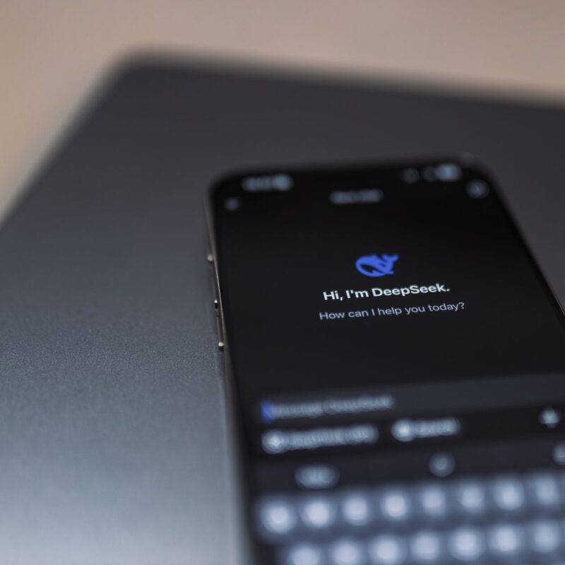 Interface de chat com inteligência artificial em smartphone, ilustrando o Meta Business Agent