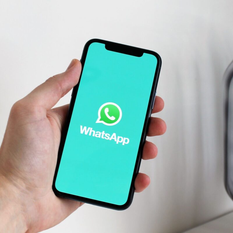 primeiro atendimento com IA acontecendo em conversa no WhatsApp