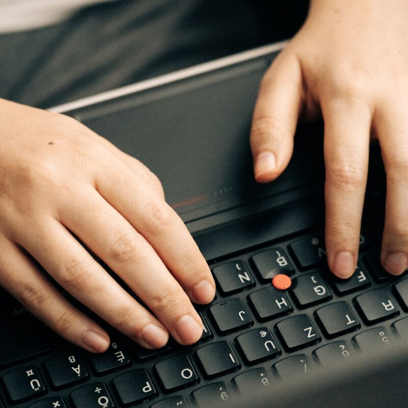 Pessoa escrevendo um prompt para Claude no computador