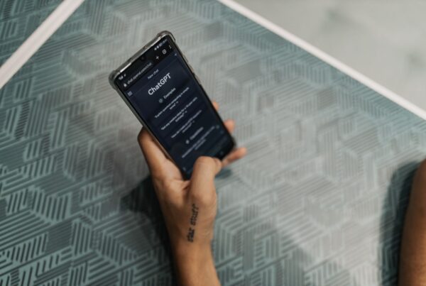 Pessoa usando aplicativo de inteligência artificial no celular para qualificar leads no WhatsApp