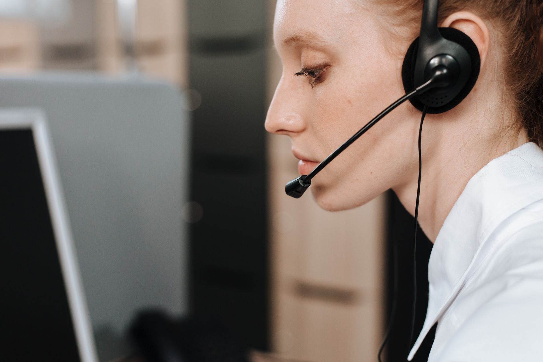 qwen atendimento hibrido zappy em Qwen no WhatsApp e Instagram: Como Configurar com o Zappy Atendente com headset representando o atendimento híbrido configurado com o Qwen