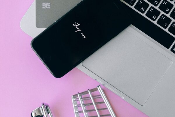 Notebook e celular representando carrinho de compra para recuperar vendas no WhatsApp