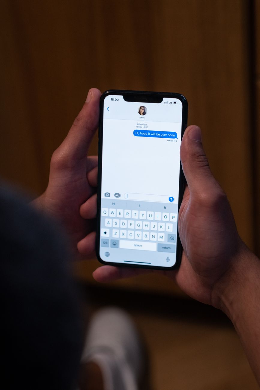 em Pessoa fazendo reserva pelo WhatsApp no smartphone, representando o case Movida