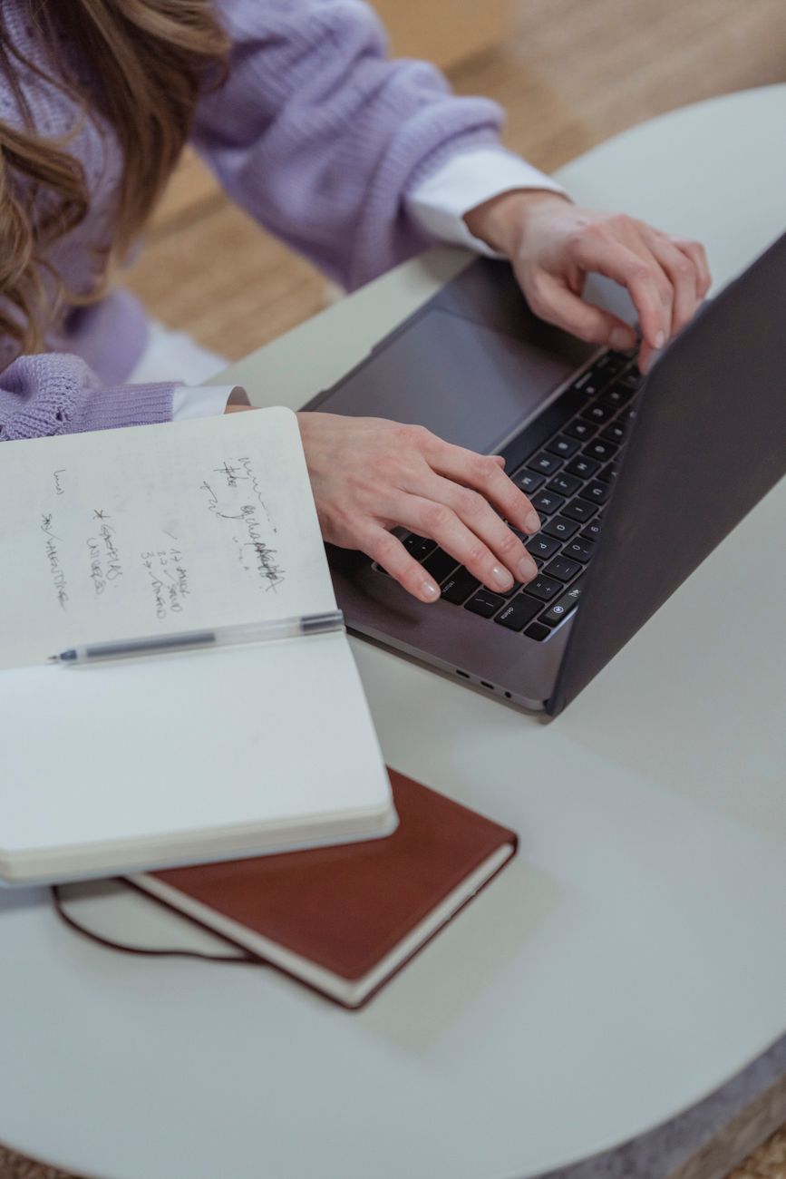 tom de voz treinamento ia zappy em Como Treinar a IA do Atendimento no WhatsApp e Instagram: Base de Conhecimento e Tom de Voz Pessoa digitando no notebook representando a escrita do tom de voz da marca para a IA