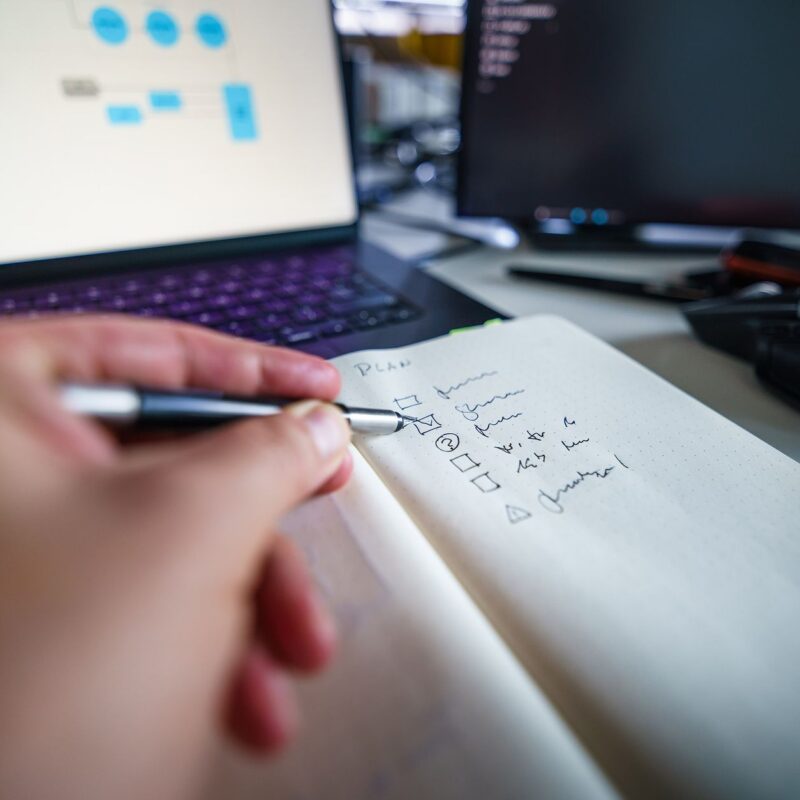 Como treinar a IA do atendimento no WhatsApp e Instagram: checklist anotado em caderno