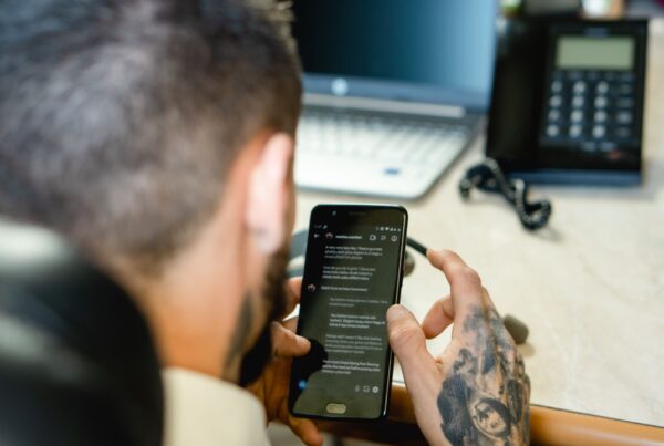 Profissional usando smartphone para enviar categorias de mensagens WhatsApp a clientes