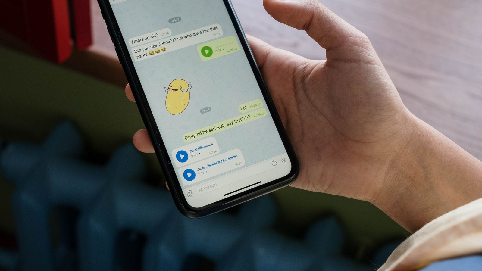 Cliente conversando pelo celular com atendimento que usa triagem inteligente no WhatsApp
