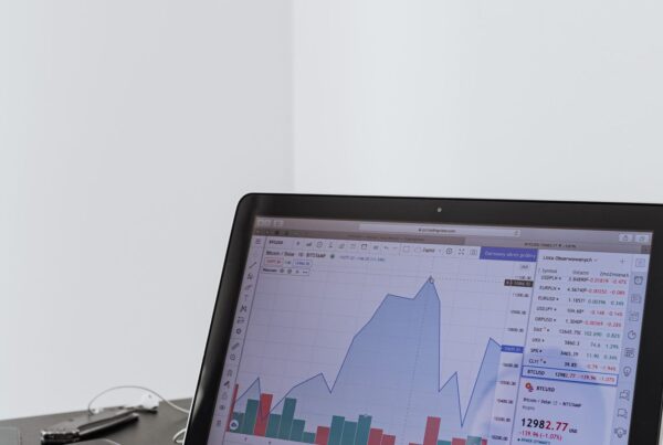 Gestor analisando gráficos no notebook para reduzir o custo da API do WhatsApp