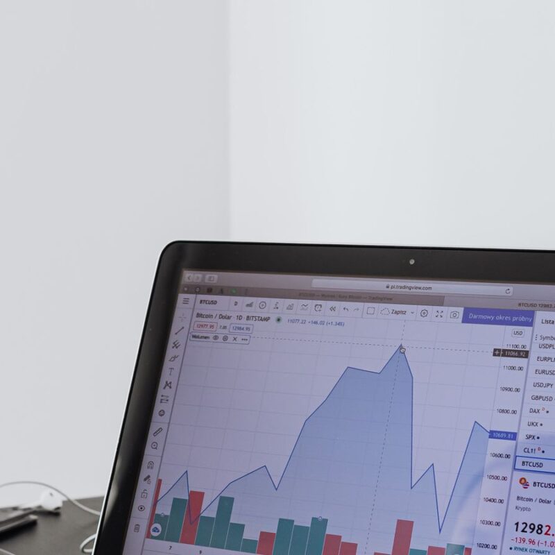 Gestor analisando gráficos no notebook para reduzir o custo da API do WhatsApp