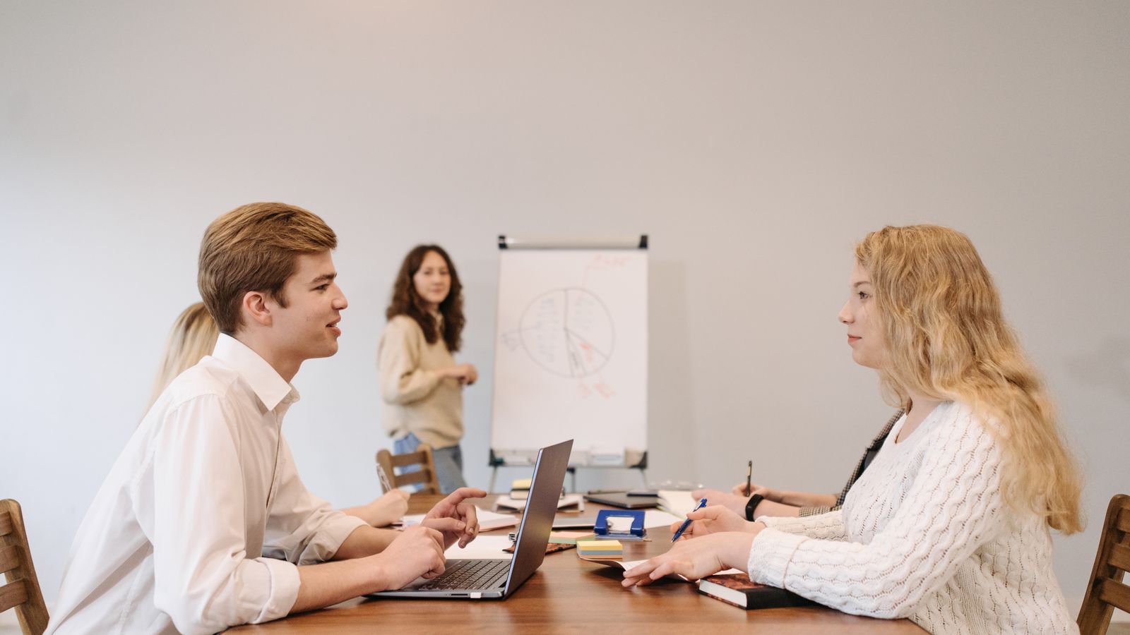equipe revisando aprovacao de templates em Templates WhatsApp Business: como criar, categorizar e aprovar sem surpresa na fatura Equipe revisando a aprovação de templates no notebook antes de enviar para a Meta