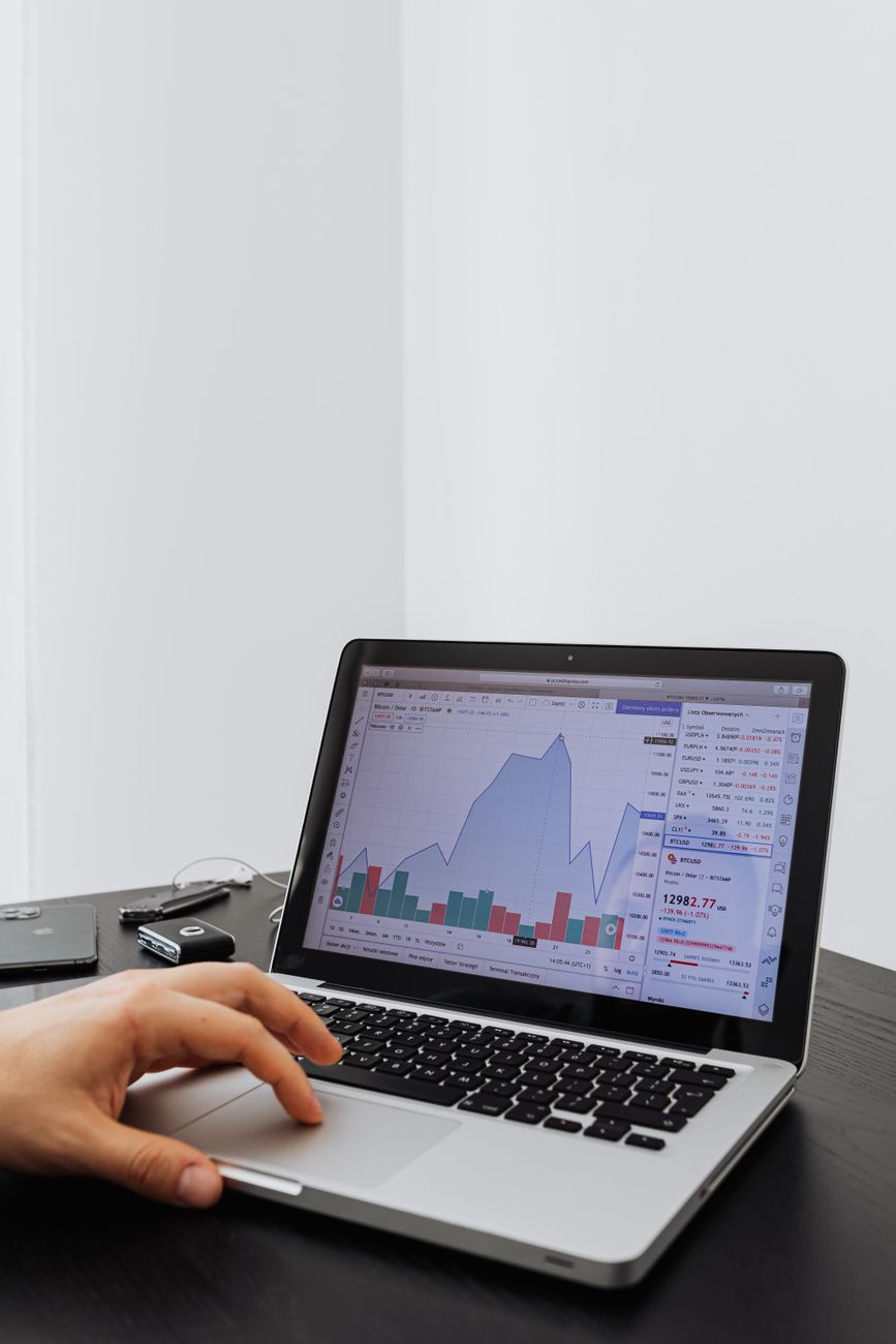 Gestor analisando gráficos no notebook para reduzir o custo da API do WhatsApp