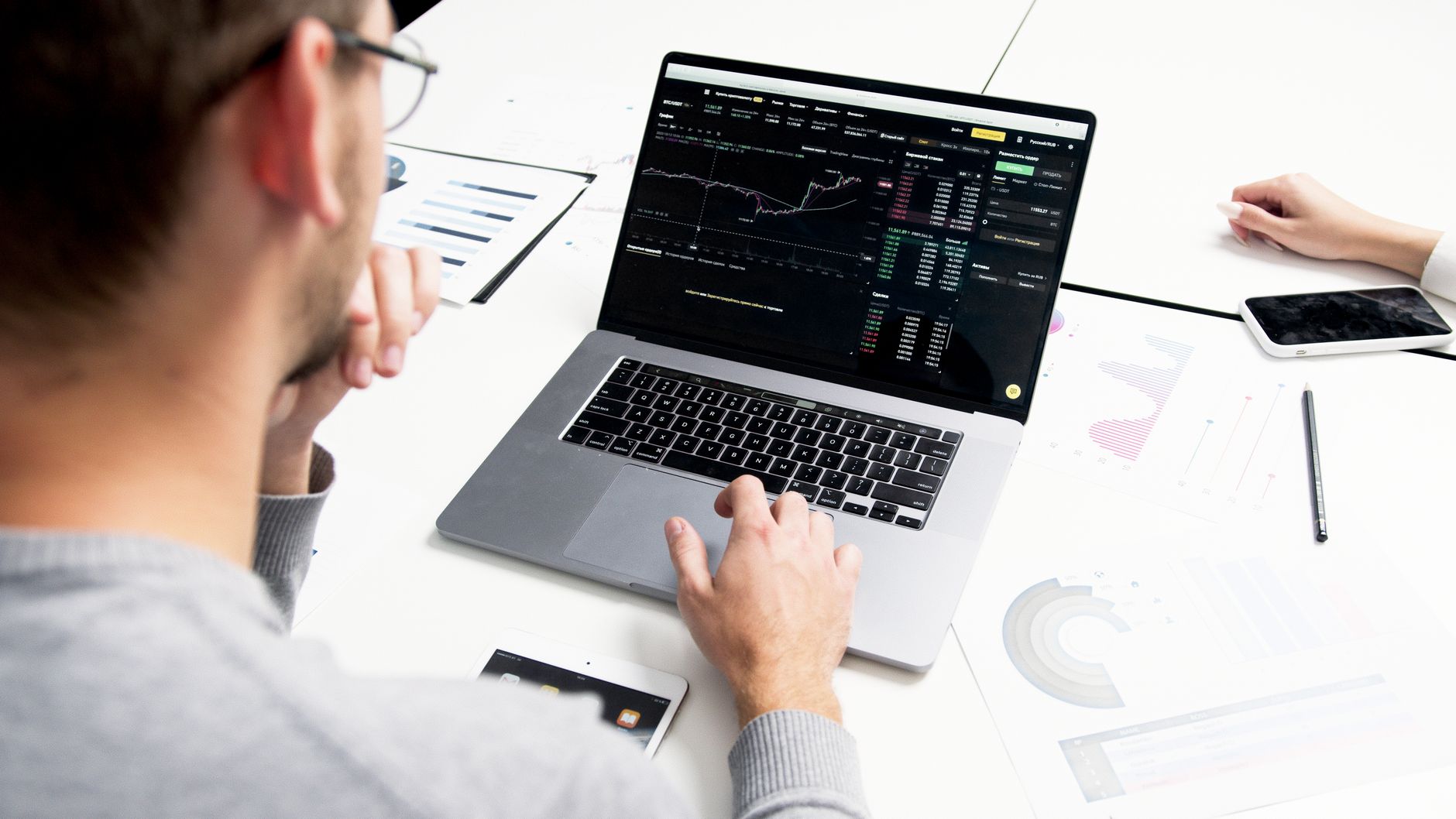simulacao cenarios custo whatsapp em Custo das mensagens de serviço no WhatsApp: como calcular em 2026 Profissional simulando cenários de custo das mensagens de serviço no notebook